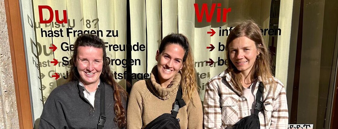 Drei Streetworkerinnen vor dem Büro