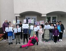 Kinder halten den Projektnamen in die Luft