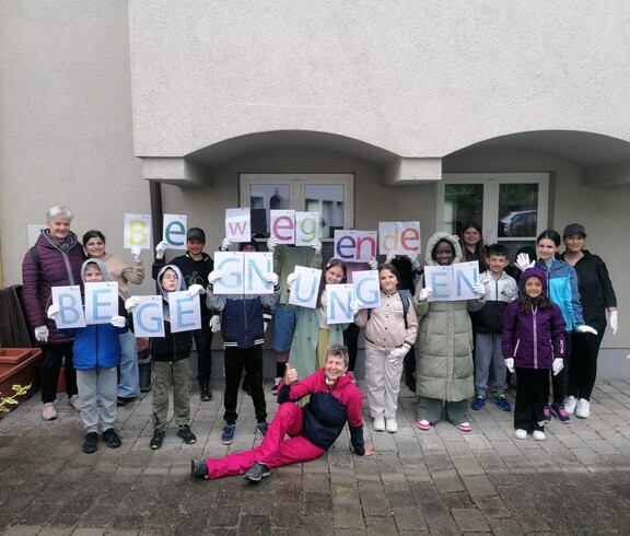 Kinder halten den Projektnamen in die Luft