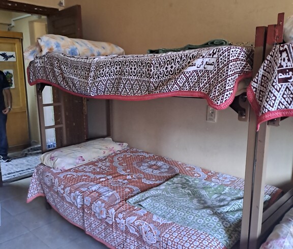 Ein Stockbett mit bunten Decken