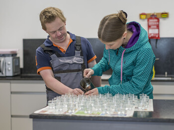Ein Mann und eine Frau bei der Teelichterproduktion