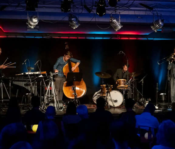 Musiker spielen auf einer Bühne