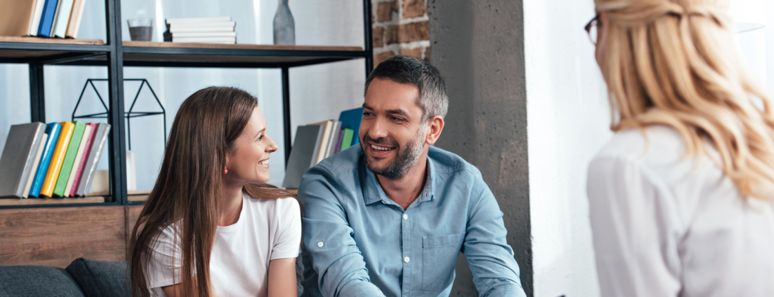 Paar im Beratungsgespräch mit einer Fachkraft