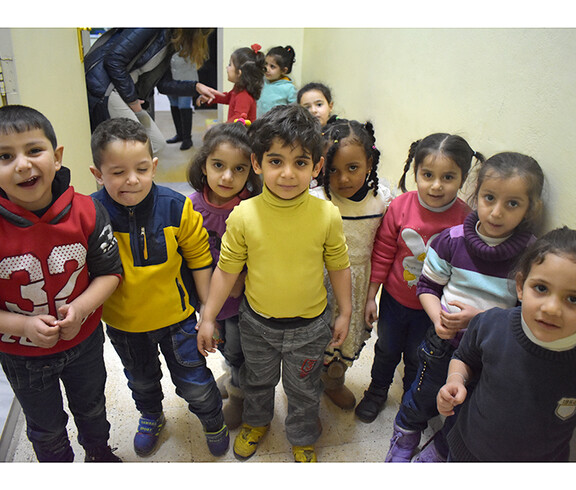 Eine Gruppe Kinder steht im Halbkreis