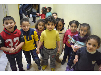 Eine Gruppe Kinder steht im Halbkreis