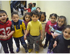 Eine Gruppe Kinder steht im Halbkreis