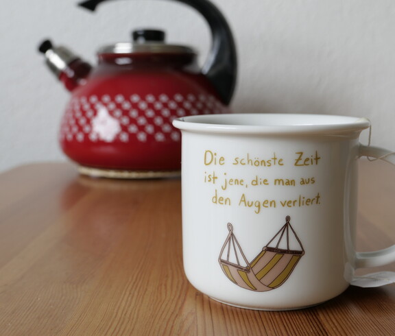 Kaffeetasse und Wasserkocher