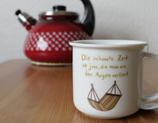 Kaffeetasse und Wasserkocher