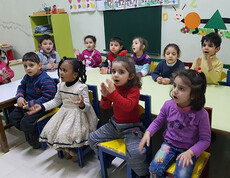 Kleine Kinder klatschen in die Hände