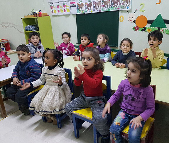 Kleine Kinder klatschen in die Hände