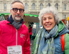 Caritas Direktor mit Spenderin