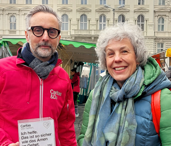 Caritas Direktor mit Spenderin