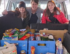 Kinder mit gesammelten Lebensmitteln