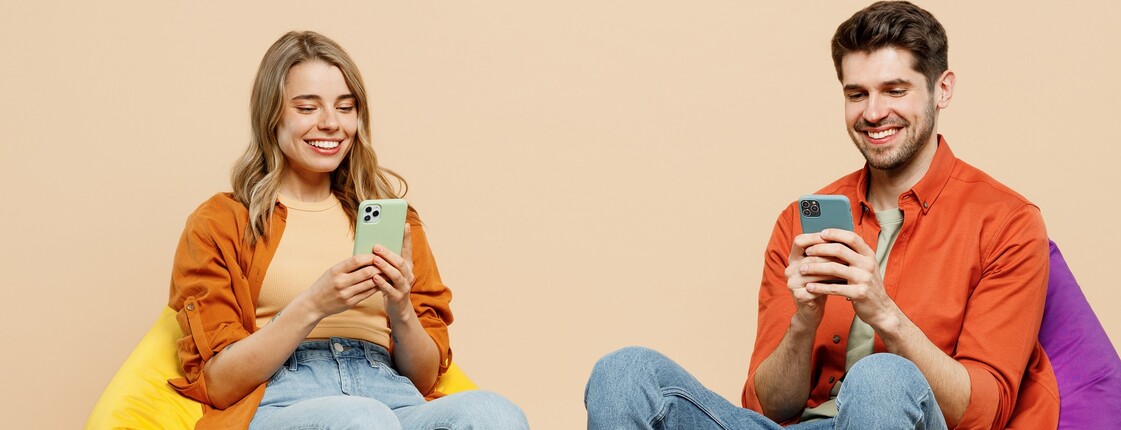 2 Bildschirme mit Onlineangeboten