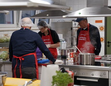 Freiwillige beim Lasagnekochen