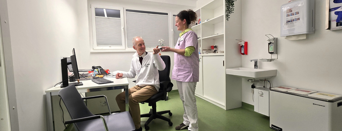 Ein Arzt und eine Krankenpflegerin arbeiten gemeinsam