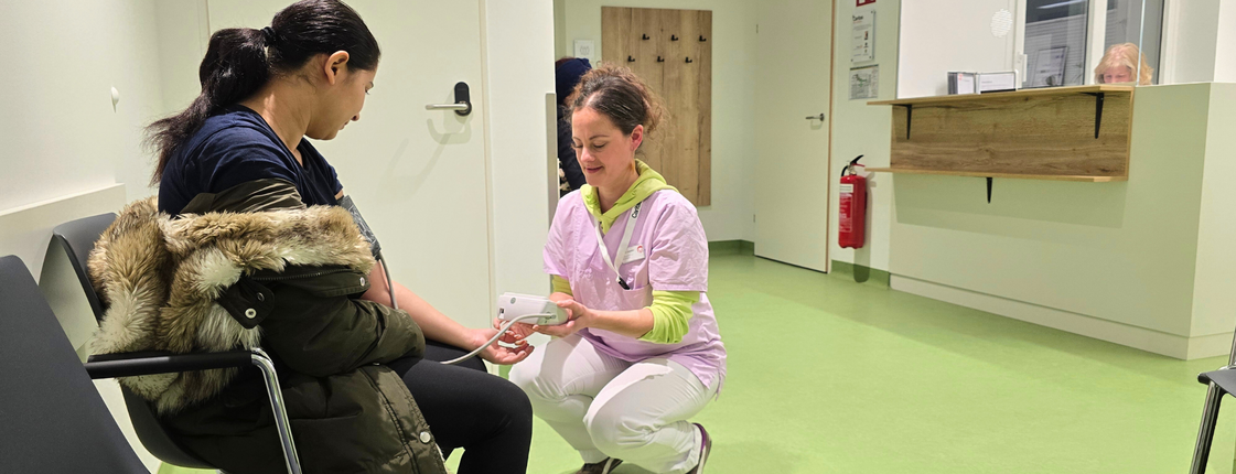 Ein Arzt und eine Krankenpflegerin arbeiten gemeinsam