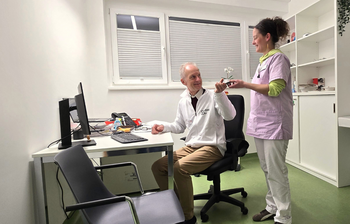 Ein Arzt und eine Krankenpflegerin arbeiten gemeinsam