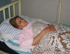 Eine Frau liegt schlafend in einem Bett