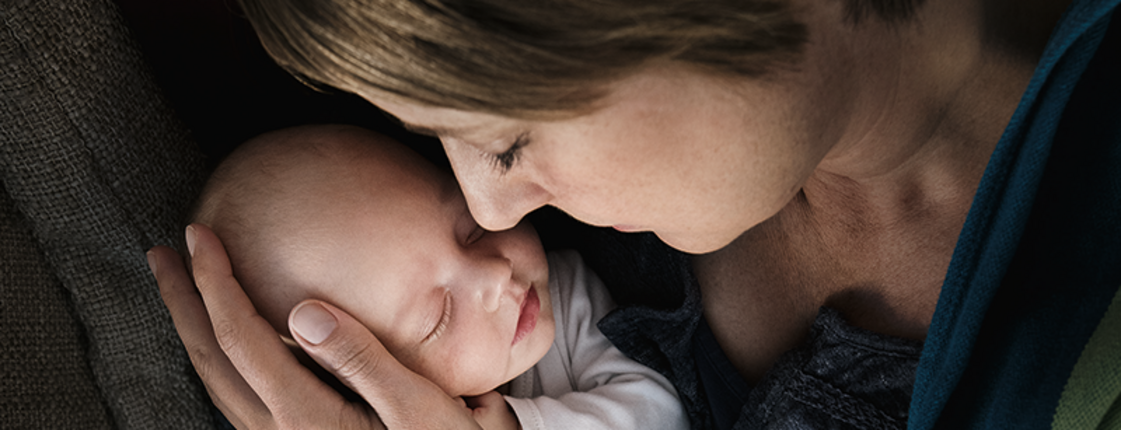 Frau mit Baby im Arm
