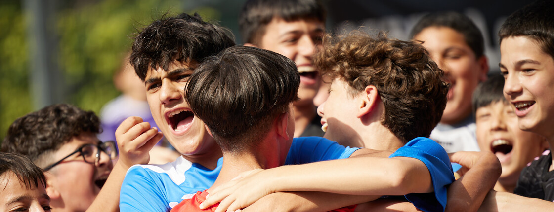 Kinder jubeln beim Fußball