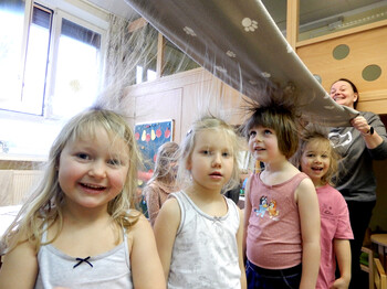 vier jungen Mädchen stehen die Haare zu Berge