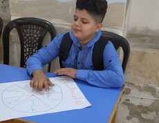 Ein Junge studiert eine Karte