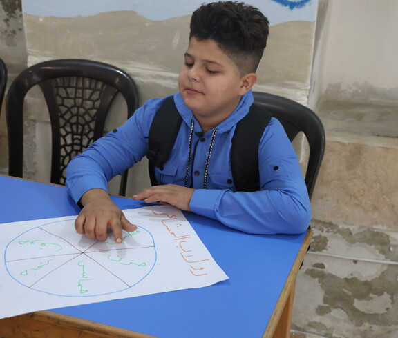 Ein Junge studiert eine Karte