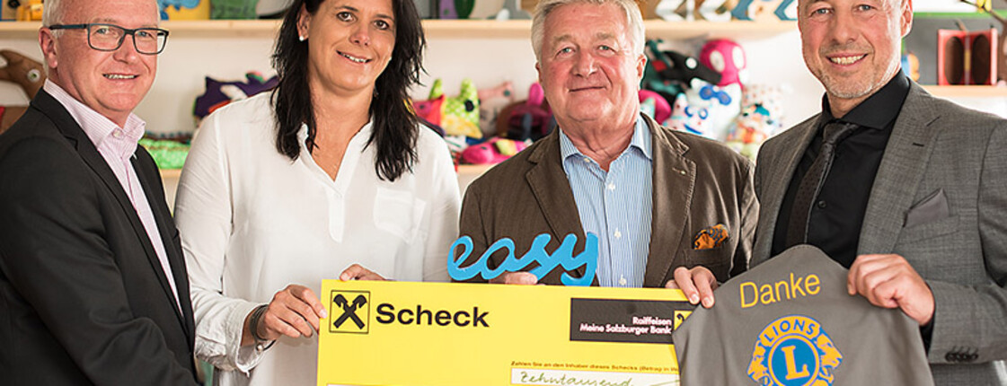 v.l.n.r.: Caritas Direktor Johannes Dines mit easy Einrichtungsleiterin Beatrix Selih, LC Mirabell Schatzmeister Wolfgang Viertlbauer und LC Mirabell Präsident Wolfgang Rehrl bei der symbolischen Übergabe von 10.000 Euro für das Jugendbeschäftigungsprojekt easy. 