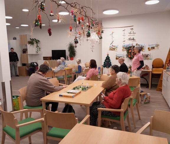 Senior*innen sitzen an einem Tisch