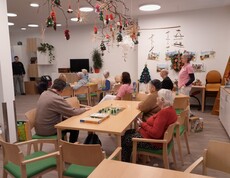 Senior*innen sitzen an einem Tisch