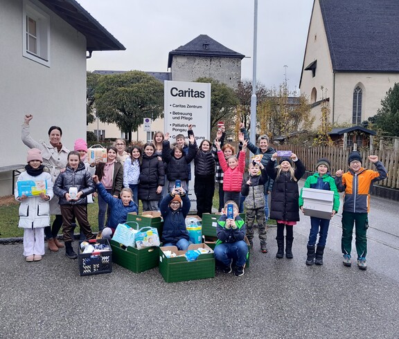 Kinder und Jugendliche vor der Kirche