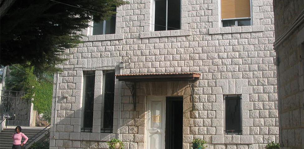 Die Frontseite des Frauenhauses Rayfoun im Libanon.