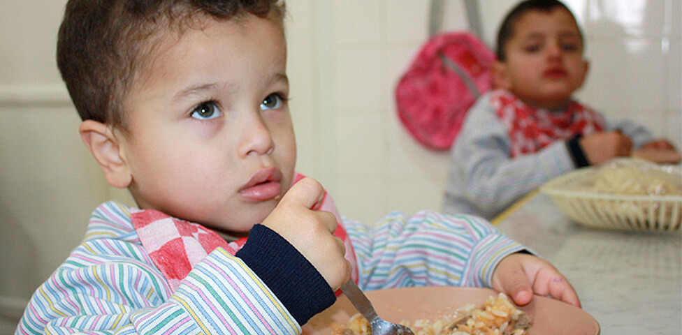 Ein kleiner Junge beim Mittagessen im libanesischen Internat Broumana